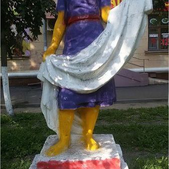 Неизвестные хулиганы раскрасили статую камвольщицы в Бежицком районе Брянска - Брянск - Yansk.ru