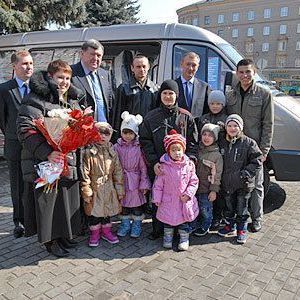 Брянский губернатор вручил многодетной семье ГАЗель - Брянск - Yansk.ru