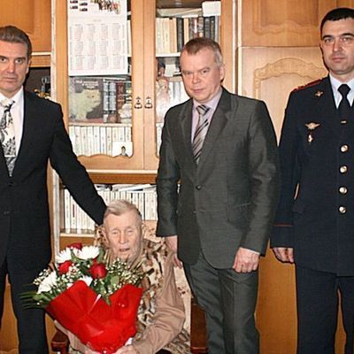 Валентин Кузьмин поздравил старейших ветеранов УМВД с днем рождения - Брянск - Yansk.ru