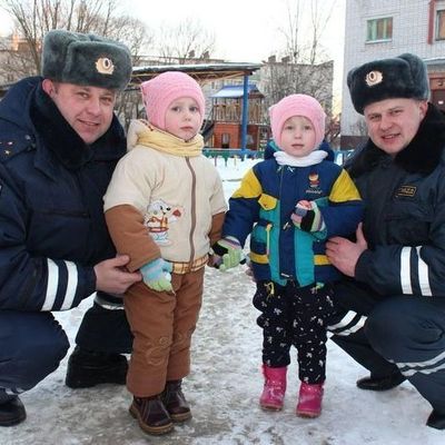 Брянские полицейские спасли семью из повисшего над оврагом авто - Брянск - Yansk.ru