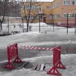 В Брянске рядом с местом гибели ребенка в коллекторе снова провалился асфальт - Брянск - Yansk.ru