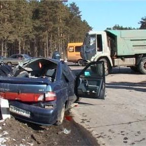 При столкновении грузовика и легковушки под Брянском погибли трое - Брянск - Yansk.ru