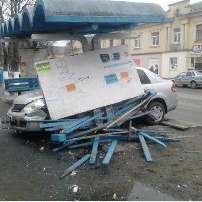 В Брянске иномарка врезалась в остановку - Брянск - Yansk.ru