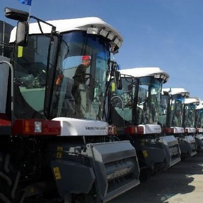 Механизаторам вручили ключи от новой сельскохозяйственной техники - Брянск - Yansk.ru