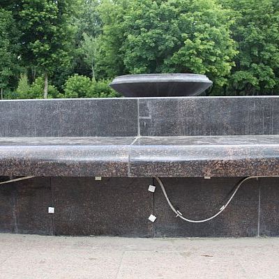 Фонтан на площади Воинской славы был сломан вандалами - Брянск - Yansk.ru