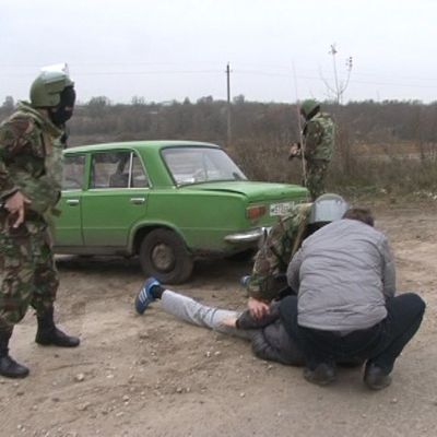 Оперативниками ФСБ и полиции обезврежена преступная группа, торговавшая оружием и наркотиками - Брянск - Yansk.ru