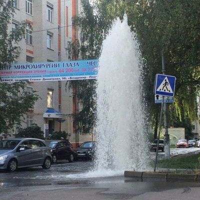 После прорыва трубы в Брянске из-под земли забил фонтан - Брянск - Yansk.ru