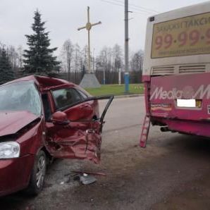 В Брянске иномарка врезалась в автобус - Брянск - Yansk.ru