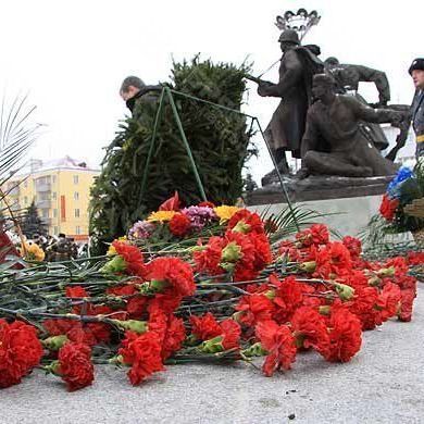 Празднование Дня защитника Отечества в Брянске началось с возложения цветов - Брянск - Yansk.ru