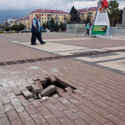 На площади Партизан в Брянске провалилась тротуарная плитка - Брянск - Yansk.ru