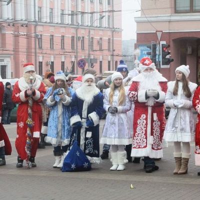 Парад Дедов Морозов прошел в Брянске - Брянск - Yansk.ru