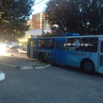 В Брянске водитель и три пассажира ВАЗ пострадали в ДТП с троллейбусом - Брянск - Yansk.ru