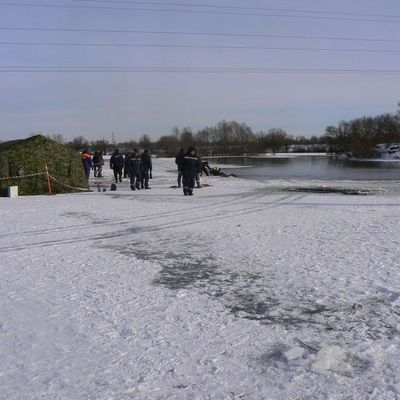 На Десне автомобиль с водителем и пассажиром, провалился под лёд - Брянск - Yansk.ru